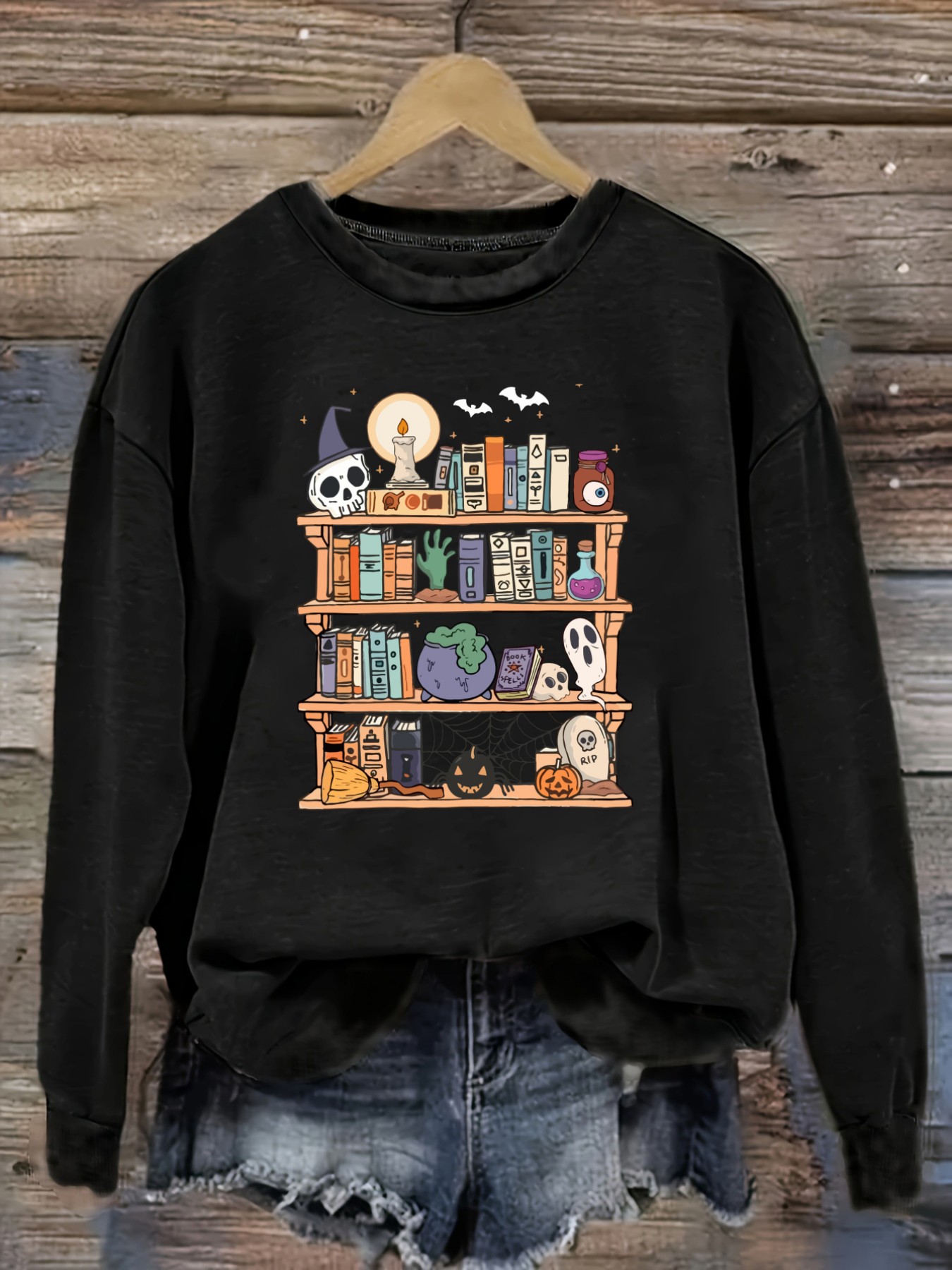 Books - เสื้อยืดแขนยาวคอกลมลำลองสำหรับผู้หญิง ลายชั้นหนังสือฮาโลวีนพร้อมหนังสือรูปหัวกะโหลก เสื้อผ้าผู้หญิงคอกลม ซักเครื่องได้ ยืดหยุ่นเล็กน้อย ทรงหลวม